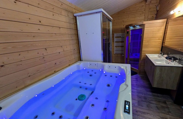 Cozy Chalet with Spa and Pets Allowed near Plombières-les-Bains