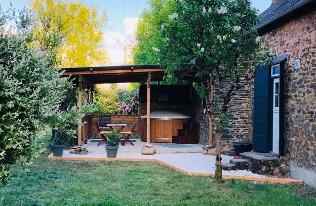 Cozy stay among apple orchards with hot tub