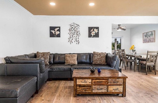 Cozy, fully furnished 2+2, with huge balcony, So-Fi, Forum, Intuit Dome & more!