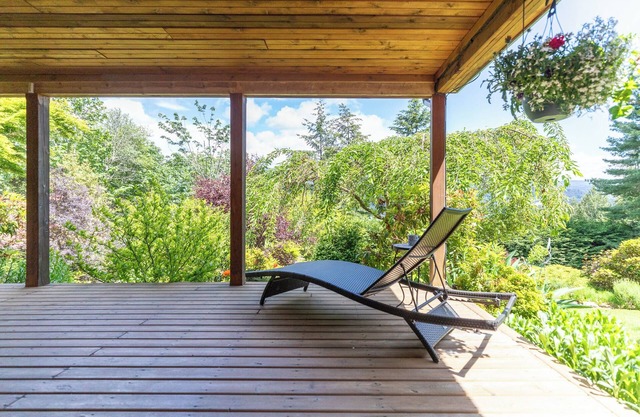 Cozy garden suite with ocean views, access to trails