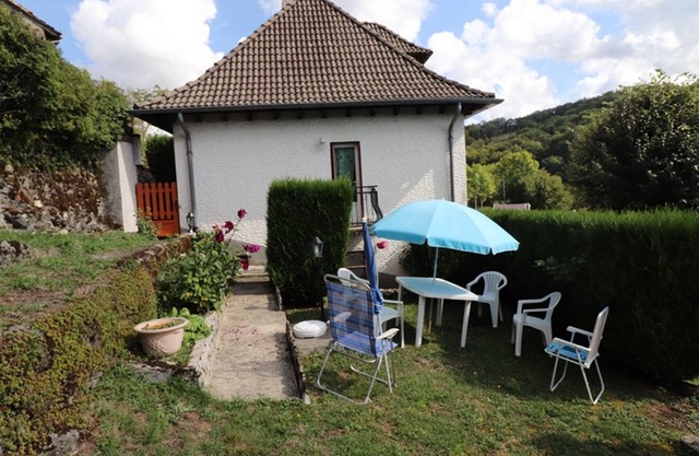 Cozy Getaway near Aurillac: 1BR, 4 Guests, Pets Welcome, Garden, Close to Activities