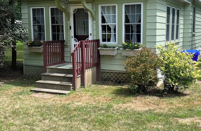 Cozy getaway. Peaceful. 5 min to Historic Harmony. Fireplace. Pet friendly.