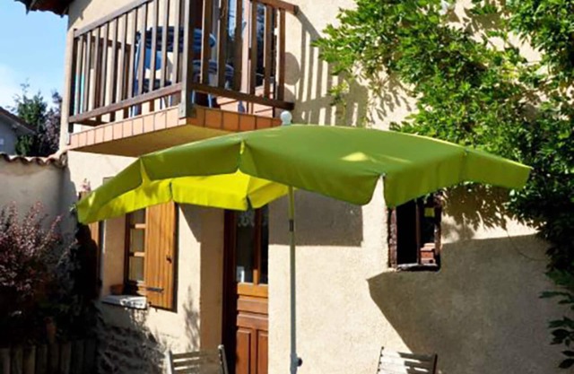 Cozy Gîte with Fireplace, Terrace, and Garden in Maringes - Pet Friendly