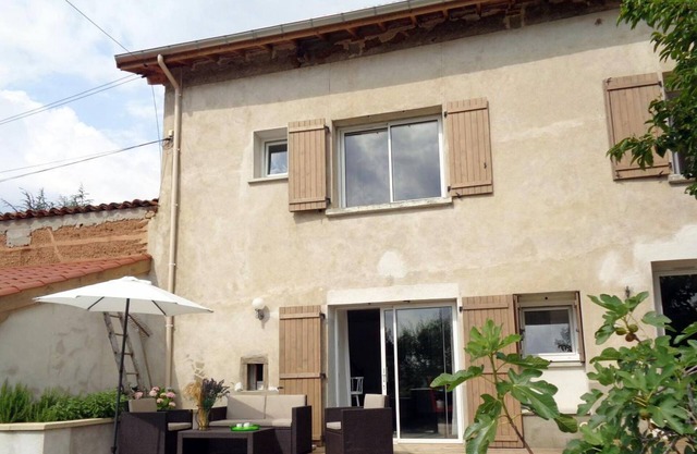 Cozy Gîte with Terrace, Garden & Modern Amenities in Scenic Maringes
