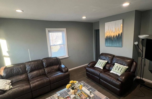 Cozy Gorgeous with a back yard and parking pet friendly on the heart of Waltham