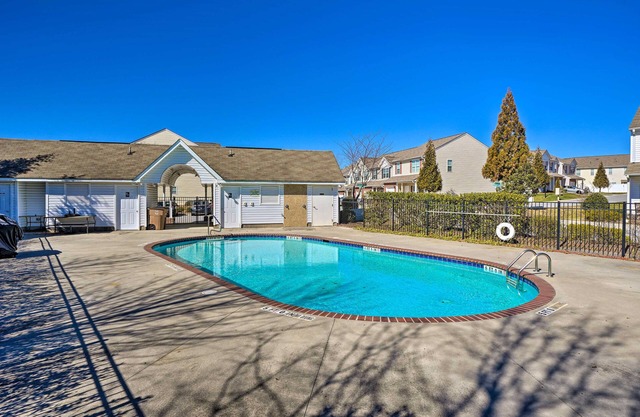 Cozy Greensboro Townhome w/Community Pool & Grill