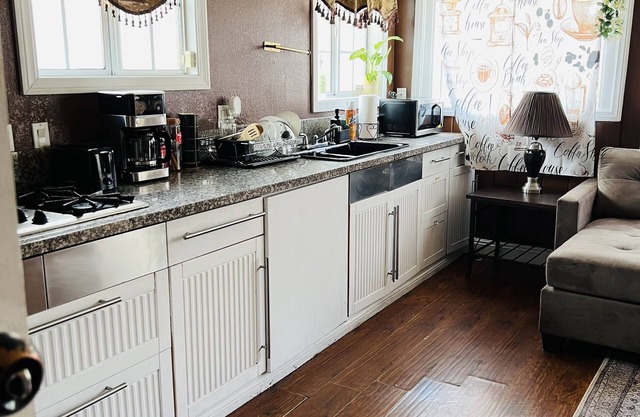 Cozy Guest Home in Central LA! Five minutes away from all major fwys: 710/105/5