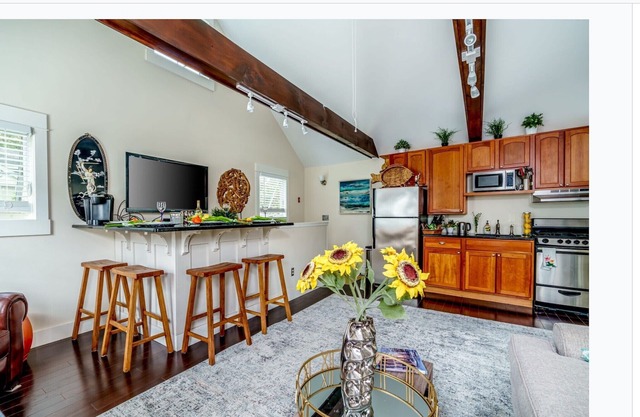 Cozy guest house Located in the historical Bellevue Avenue
