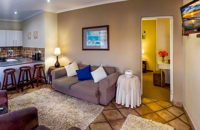 Cozy guest room with double bed and kitchen, near Port Elizabeth