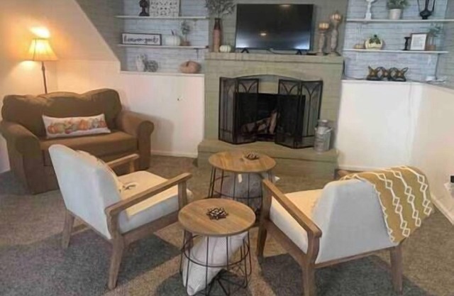 Cozy Guest Suite with Fireplace & Private Entrance