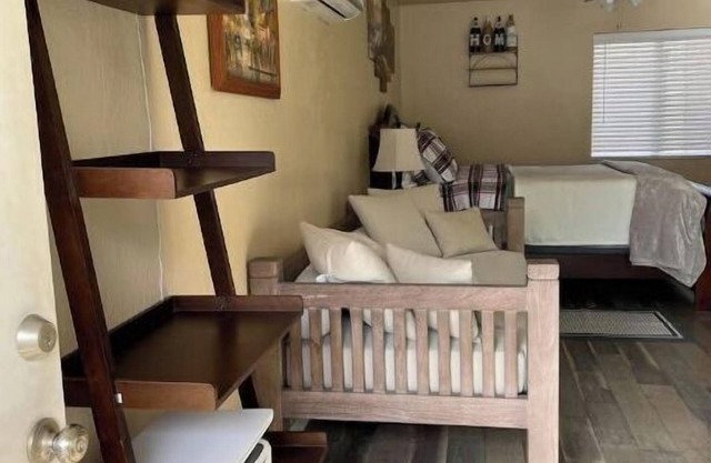 Cozy Guesthouse on 5 acres