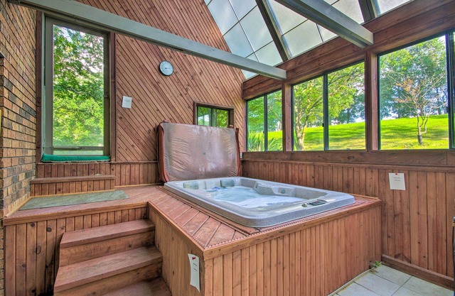 Cozy Hallsville Apartment w/Shared Hot Tub!