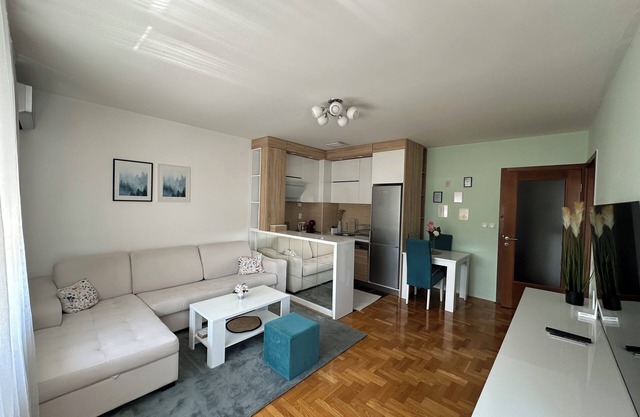 “Cozy Haven & Chic Urban Oasis”