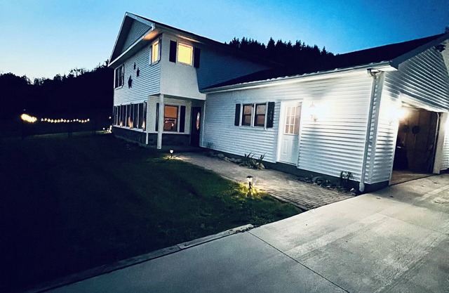 Cozy hillside retreat with a private backyard. 6 mins from the village