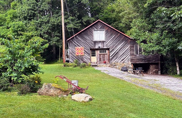 Cozy Historic Barn on a bold, rushing creek