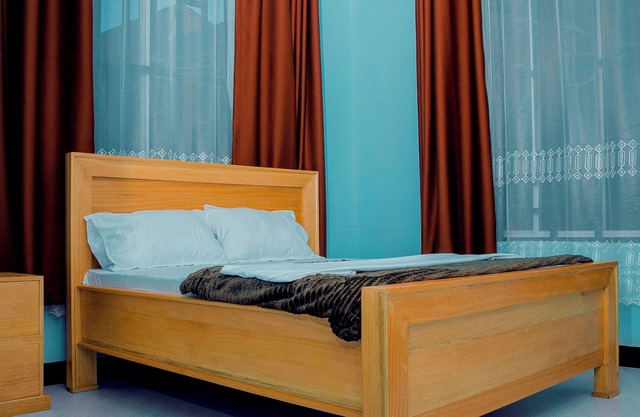 Cozy home|City center|5 Min to Shoppers Plaza|Near Parliament| 10 Min to Airport