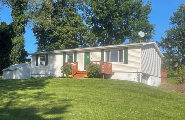 Cozy home close to Catamount, State Parks and the Harlem Valley Rail Trail.