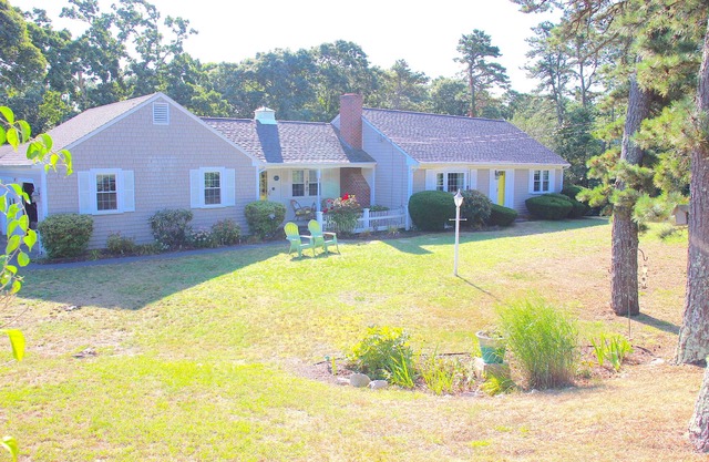 Cozy home close to Dennis beaches *can sleep 8*