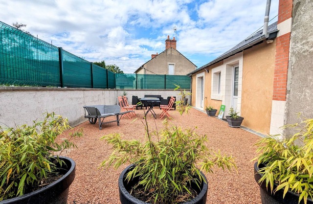 Cozy Home in Berry: Comfy, Quiet, Family-Friendly, Close to Châteauroux, Parking Included