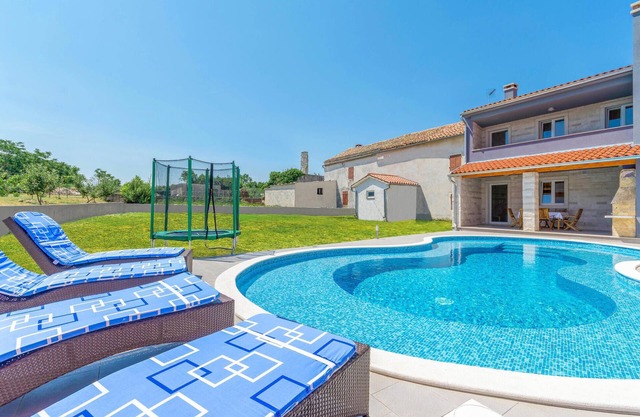 Cozy home in Bratulici with kitchen