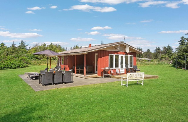 Cozy home in Løkken with WiFi
