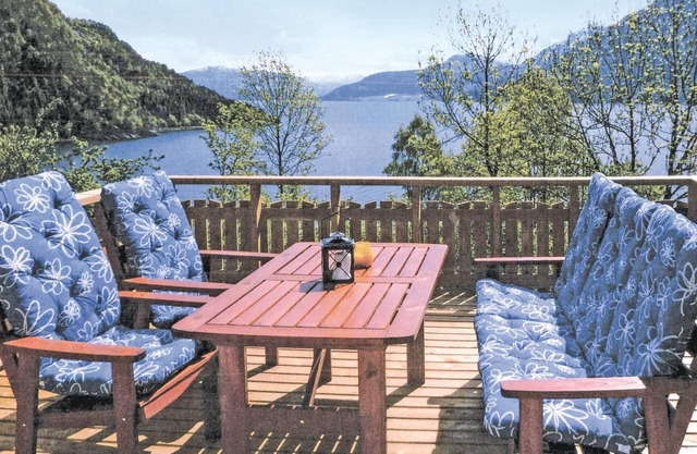 Cozy home in Nordfjordeid with kitchen