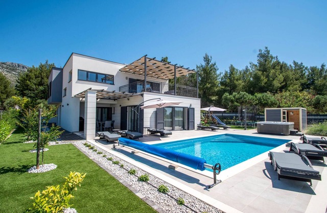 Cozy home in Orebic with jacuzzi