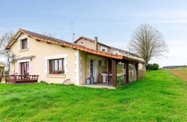 Cozy home in Scorbé-Clairvaux with WiFi