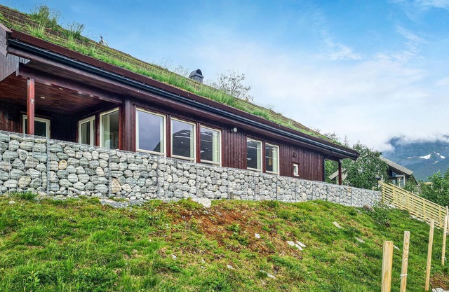 Cozy home in Stordal with sauna