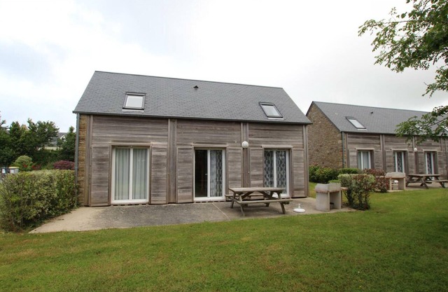 Cozy Home Near Beach, Close to GR223, with Garden, Terrace, Pets Welcome