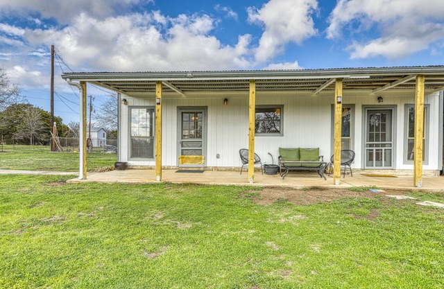 Cozy home near river access with firepit & playground