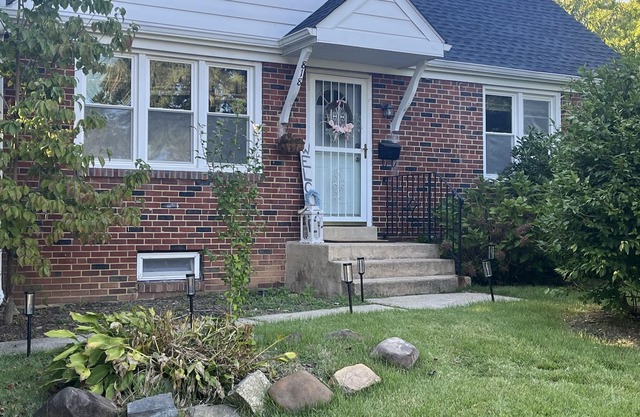 Cozy home near UD Campus and Main Street. Quiet neighborhood, has a fireplace!