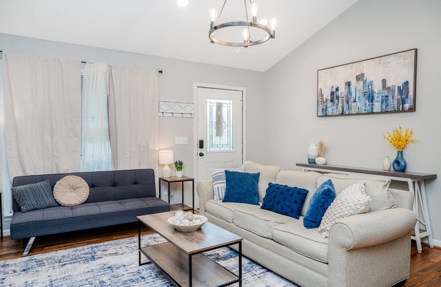 Cozy Home, Perfect for Families! 3 Bedroom with fenced yard/garage storage
