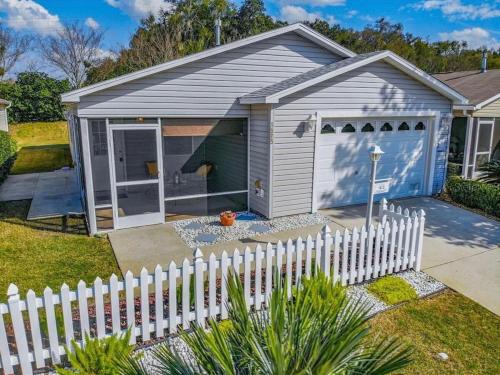 Cozy home, Right Next Door to Lake Sumter Square!