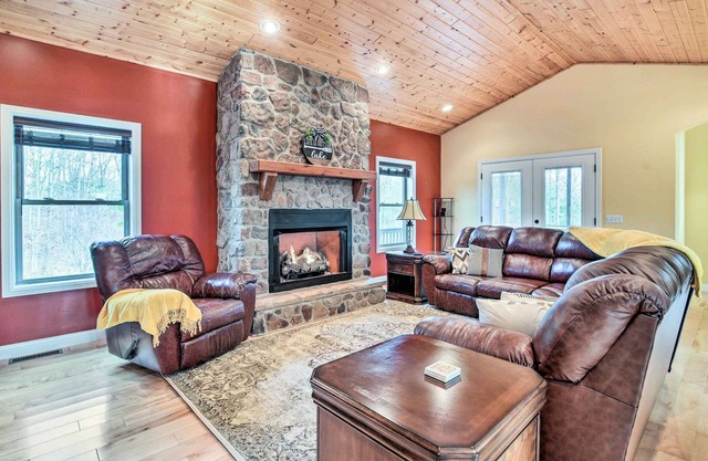 Cozy Home w/Patio, 2 Mi to Dale Hollow Lake!
