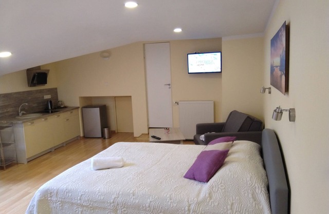 Cozy hotel suite in Tukums with WiFi, AC, Self chek in, Tukum Apartment