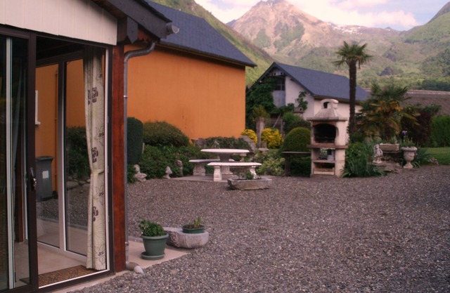 Cozy house fenced garden 600m2 10kms from CAUTERETS 20k ms in Lourdes