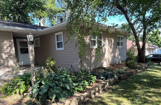 Cozy house near restaurants, stores, and bike trails