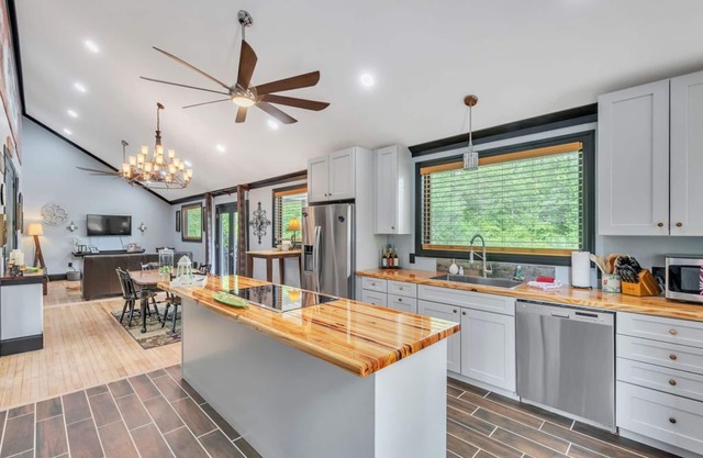 Cozy House on the Hill-Flexible Term for Traveling Professionals