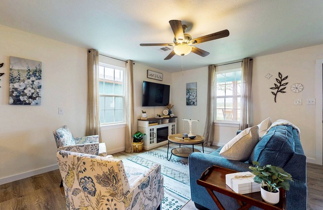 Cozy house with full kitchen, hot tub, patio & WIFI, great central location