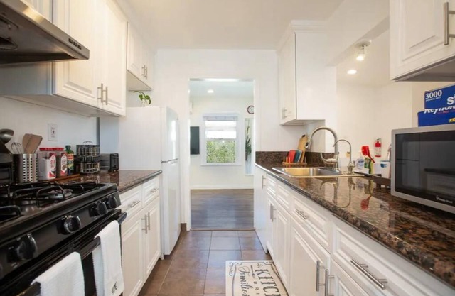 Cozy House with Self Check-in and Free Gated Parking Near Downtown Los Angeles