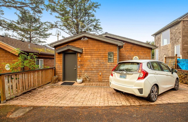 Cozy house with WiFi, sweeping ocean views, & nearby beach access