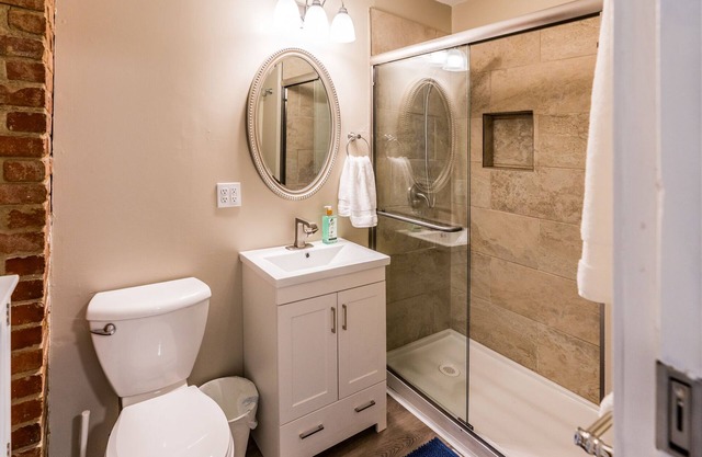 Cozy in KC! Laundry, Kitchen, Deck, Parking, near downtown and the Northland