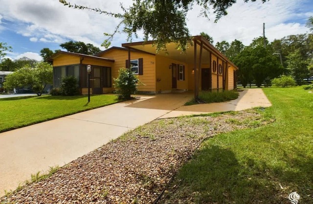 Cozy in Village of Silver Lake