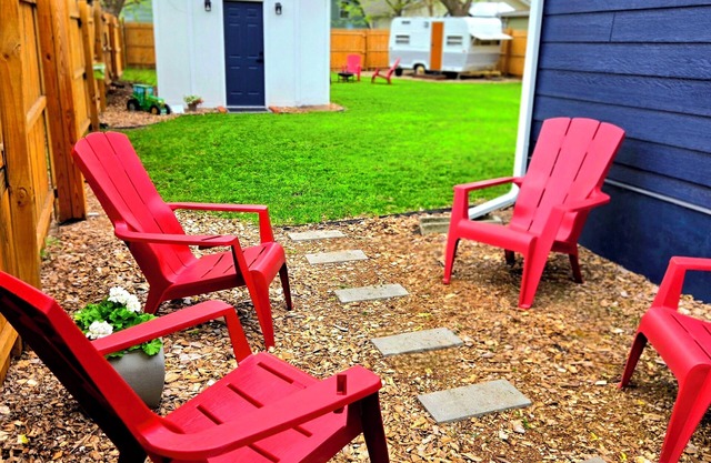Cozy Iowa Fairgrounds Bungalow. Vintage Camper. Game Shed. Large Fenced Yard!
