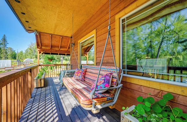 Cozy Kenai Abode w/Private Deck: 5 Mi to Ocean!