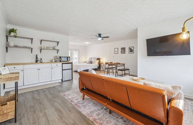 Cozy Kennesaw Apartment Close to KSU w/EV Charger