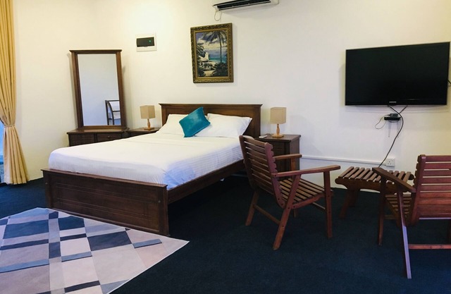 Cozy king size room overlooking the majestic hills of Kandy.