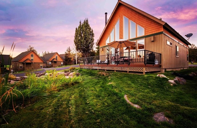 Cozy knotty pine chalet with creekside deck, BBQ, and access to pools, hot tubs, gym, golf, hiking.