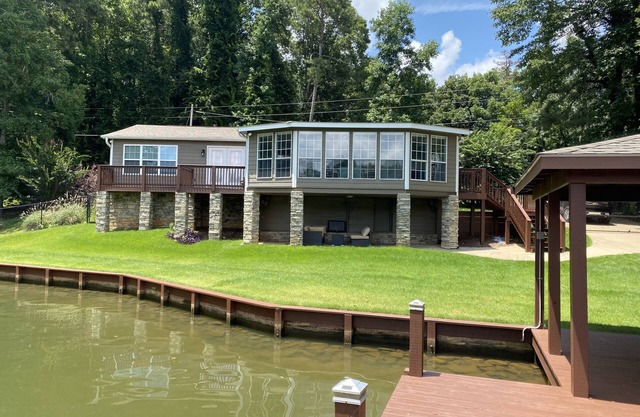 Cozy Lake Front Home with Private Boat Launch/Dock